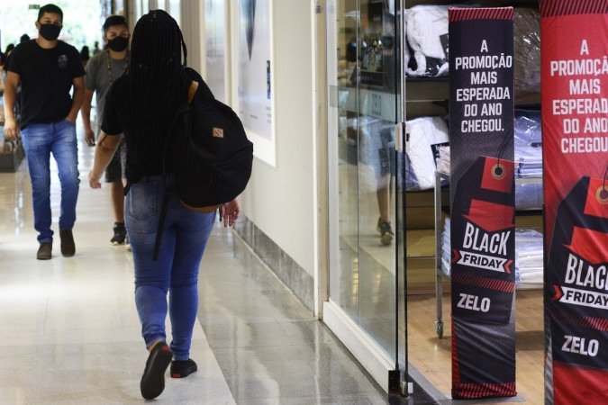 População deve usar parte do 13º salário no comércio. Especialistas aconselham fazer o pagamento a vista - (crédito: Marcelo Ferreira/CB/D.A.Press) População deve usar parte do 13º salário no comércio. Especialistas aconselham fazer o pagamento a vista - (crédito: Marcelo Ferreira/CB/D.A.Press)