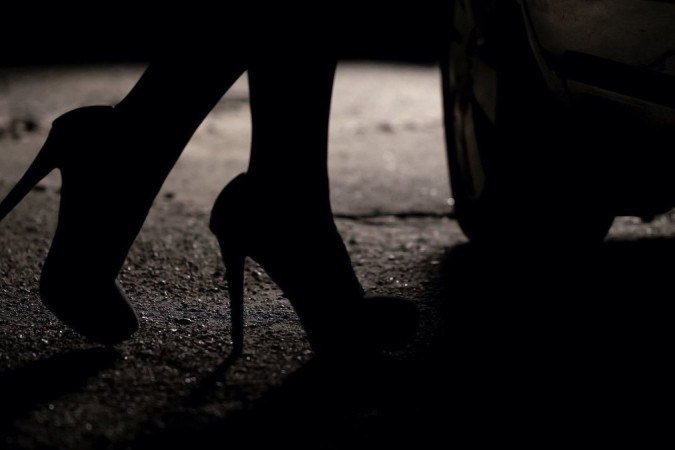 Estudantes britânicos reclamam do alto custo da educação que força muitos a buscarem empregos paralelos, inclusive na indústria do sexo -  (crédito: Getty Images/BBC)