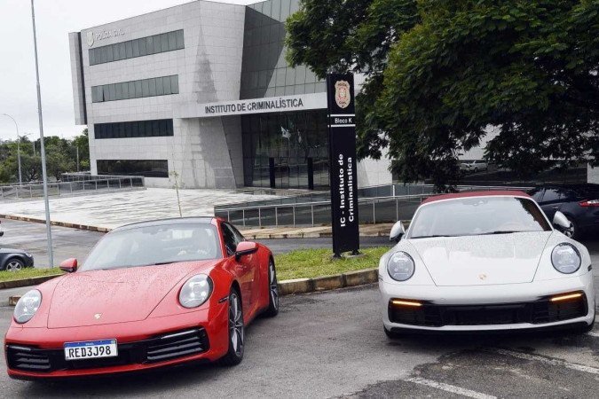  16/11/2021 Crédito: Minervino Júnior/CB/D.A Press. Brasil.  Brasilia - DF. Sargento da PM é preso suspeito de integrar quadrilha de agiotas que movimentaram de 8 milhões. Delegado Luis Fernando Cocito( Delegado CORPATRI). Carros de luxo apreendidos Porche.