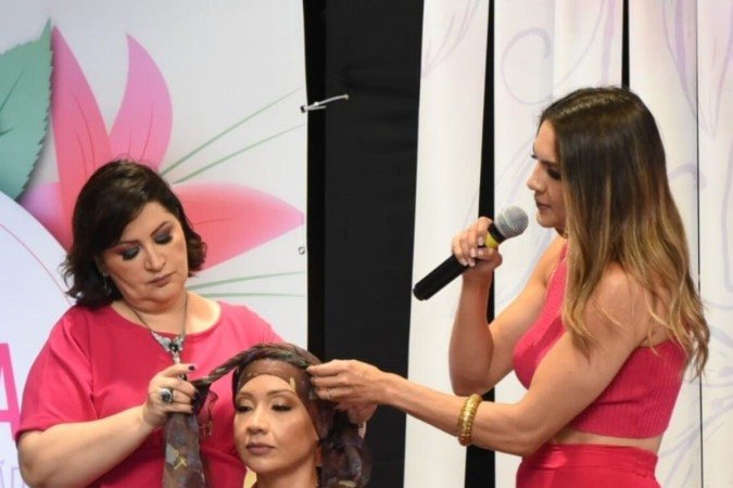 As consultoras Lilian Lemos e Valéria Lessa durante uma ação do projeto Moda cura