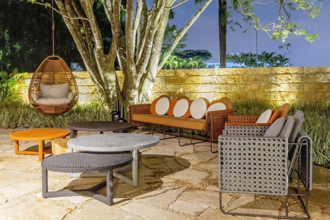 No espaço Casa Breton, do arquiteto Thales Zago, o balanço aparece na varanda num contraste entre antigo e moderno. - (crédito: Thales Zago/Divulgação ) No espaço Casa Breton, do arquiteto Thales Zago, o balanço aparece na varanda num contraste entre antigo e moderno. - (crédito: Thales Zago/Divulgação )