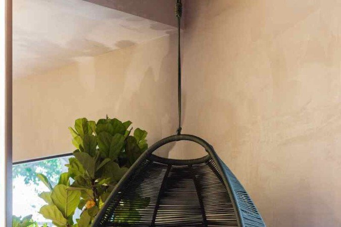 O balanço serve para o morador relaxar e aproveitar uma leitura