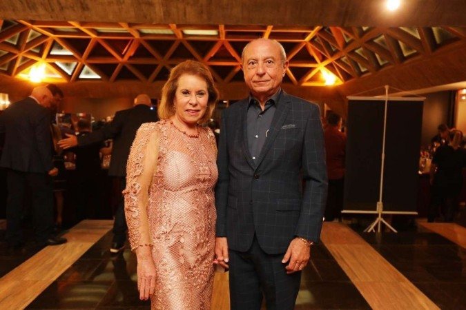 Os advogados importadores de vinhos Gabriela e Luís Carlos Alcoforado