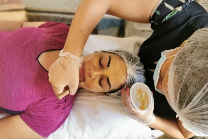  A esteticista Priscila Vasconcelos criou o projeto Além do espelho, em que faz pigmentação na sobrancelha de mulheres que têm câncer