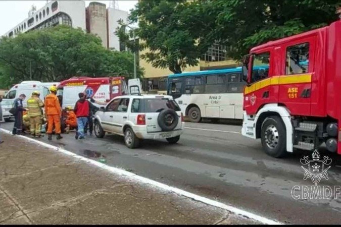 Idosa foi atropelada na W3 Sul, na manhã desta terça-feira (16/11) - (crédito: CBMDF/Divulgação) Idosa foi atropelada na W3 Sul, na manhã desta terça-feira (16/11) - (crédito: CBMDF/Divulgação)
