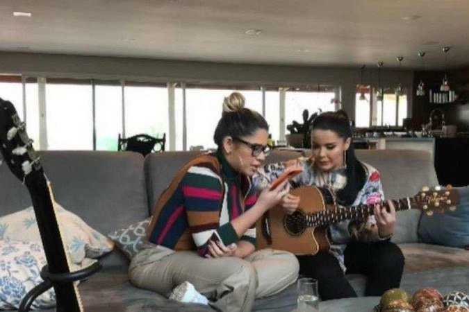 No vídeo compartilhado por Maiara, Marília dá pitacos, sugere mudanças no tom da música e arranca risos de Maraísa - (crédito: Instagram/Reprodução) No vídeo compartilhado por Maiara, Marília dá pitacos, sugere mudanças no tom da música e arranca risos de Maraísa - (crédito: Instagram/Reprodução)