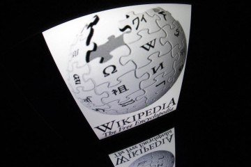(FILES) In this file photo taken on December 4, 2012 the 'Wikipedia' logo is seen on a tablet screen in Paris. - False Covid death reports, a gaping gender gap, Nazi 'fan fiction': These are some of the perils an international crowd of volunteers battle across Wikipedia?s tens of millions of entries. The world's largest online encyclopedia is often the first result to pop up when people ask the internet a question -- and thus a massively impactful source of free information but which also reflects humanity's faults. (Photo by Lionel BONAVENTURE / AFP)
- (crédito: Lionel BONAVENTURE / AFP) (FILES) In this file photo taken on December 4, 2012 the 'Wikipedia' logo is seen on a tablet screen in Paris. - False Covid death reports, a gaping gender gap, Nazi 'fan fiction': These are some of the perils an international crowd of volunteers battle across Wikipedia?s tens of millions of entries. The world's largest online encyclopedia is often the first result to pop up when people ask the internet a question -- and thus a massively impactful source of free information but which also reflects humanity's faults. (Photo by Lionel BONAVENTURE / AFP)
- (crédito: Lionel BONAVENTURE / AFP)