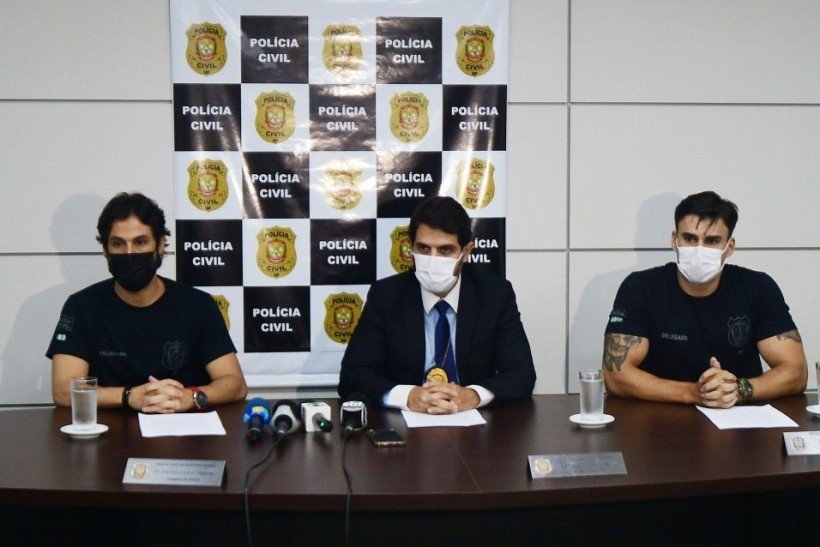  17/11/2021. CrÃ©dito: Ed Alves/CB/D.A Press. Brasil. BrasÃ­lia - DF. Cidades. OperaÃ§Ã£o CÃ¡fila, prende integrantes da facÃ§Ã£o criminosa Combio do CÃ£o e apreensÃ£o de varias armas e muita muniÃ§Ã£o. Delegacia responsavel Ã© a Decor. Na foto os delegados Adriano Valente, Leandro de Castro e Jean Felipe Mendes. 