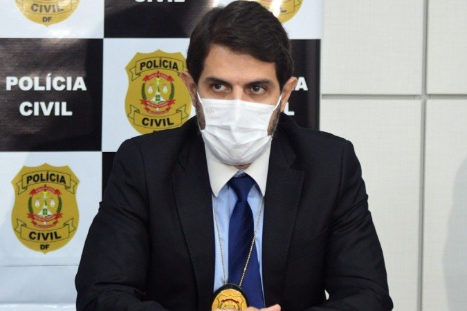  17/11/2021. Crédito: Ed Alves/CB/D.A Press. Brasil. Brasília - DF. Cidades. Operação Cáfila, prende integrantes da facção criminosa Combio do Cão e apreensão de varias armas e muita munição. Delegacia responsavel é a Decor.  Na foto Delegado Leonardo de Castro.