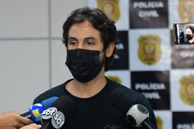  17/11/2021. CrÃ©dito: Ed Alves/CB/D.A Press. Brasil. BrasÃ­lia - DF. Cidades. OperaÃ§Ã£o CÃ¡fila, prende integrantes da facÃ§Ã£o criminosa Combio do CÃ£o e apreensÃ£o de varias armas e muita muniÃ§Ã£o. Delegacia responsavel Ã© a Decor. Na foto o delegado Adriano Valente. 