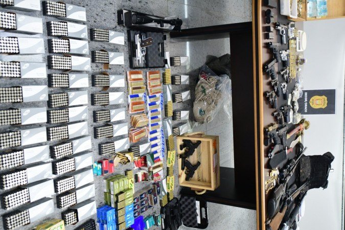  17/11/2021. CrÃ©dito: Ed Alves/CB/D.A Press. Brasil. BrasÃ­lia - DF. Cidades. OperaÃ§Ã£o CÃ¡fila, prende integrantes da facÃ§Ã£o criminosa Combio do CÃ£o e apreensÃ£o de varias armas e muita muniÃ§Ã£o. Delegacia responsavel Ã© a Decor.  