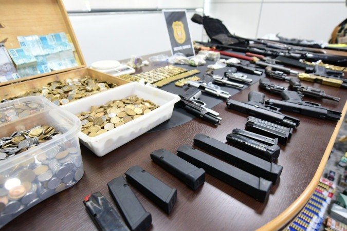  17/11/2021. CrÃ©dito: Ed Alves/CB/D.A Press. Brasil. BrasÃ­lia - DF. Cidades. OperaÃ§Ã£o CÃ¡fila, prende integrantes da facÃ§Ã£o criminosa Combio do CÃ£o e apreensÃ£o de varias armas e muita muniÃ§Ã£o. Delegacia responsavel Ã© a Decor.  