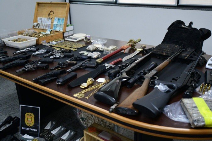 Entre os objetos apreendidos, armas e 10 mil munições