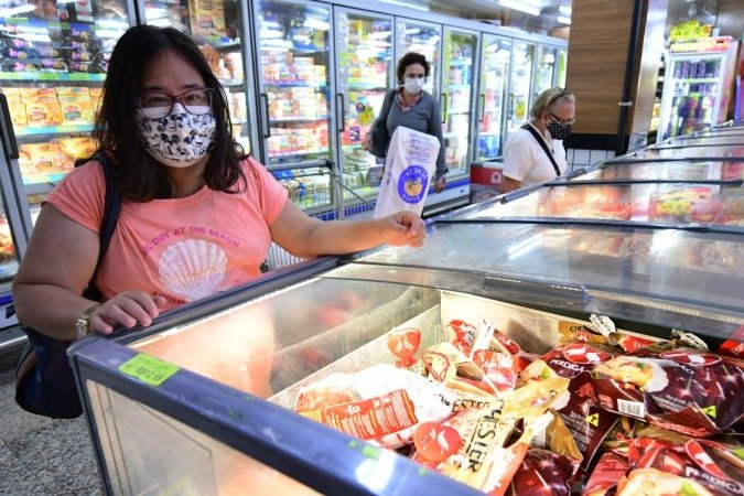  17/11/2021. Crédito: Ed Alves/CB/D.A Press. Brasil. Brasília - DF. Cidades. Expectativa de vendas de Peru e Chester para o Natal.  Na foto Satomi Aoki. 