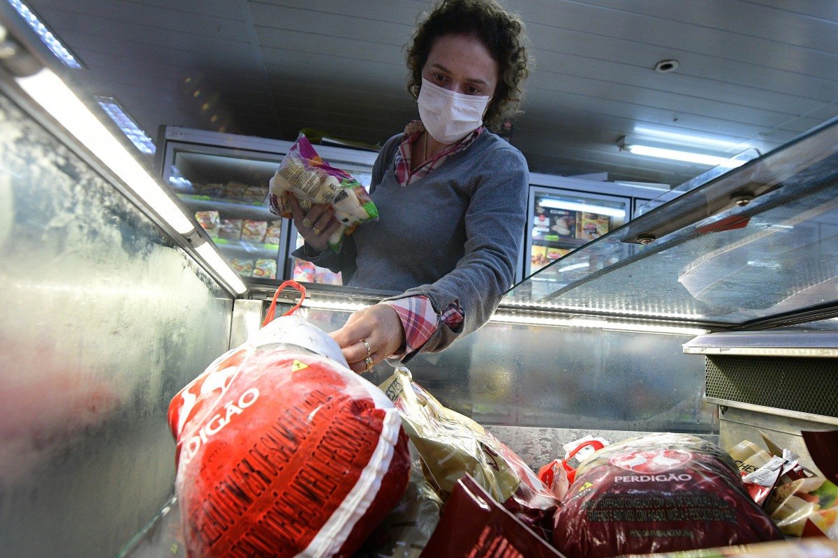 A servidora pública Daiane Nunes analisa nos supermercados o preço do peru mais barato - (crédito: Ed Alves/CB/D.A.Press) A servidora pública Daiane Nunes analisa nos supermercados o preço do peru mais barato - (crédito: Ed Alves/CB/D.A.Press)