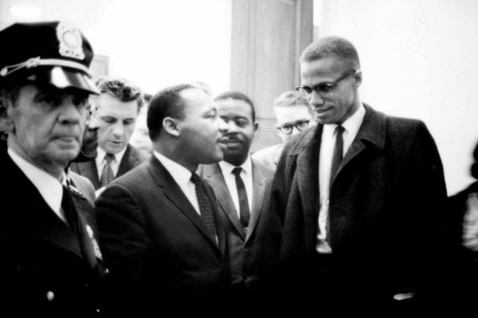 Malcolm Little, depois rebatizado com o nome islâmico Al Hajj Malik Al-Shabazz e conhecido como Malcolm X (D), foi um dos principais símbolos da luta pelos direitos civis nos Estados Unidos e pelo fim do preconceito racial, ao lado de Martin Luther King Jr (C) - (crédito: Wikipedia/Reprodução) Malcolm Little, depois rebatizado com o nome islâmico Al Hajj Malik Al-Shabazz e conhecido como Malcolm X (D), foi um dos principais símbolos da luta pelos direitos civis nos Estados Unidos e pelo fim do preconceito racial, ao lado de Martin Luther King Jr (C) - (crédito: Wikipedia/Reprodução)