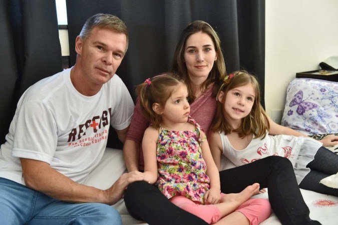 O início da luta da família Fischer, em 2014 (abaixo) e no aniversário de 12 anos de Anny, no ano passado
