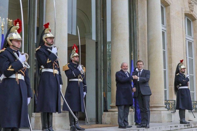 Lula chegou ao Palácio do Eliseu cortejado por mais de 20 soldados. Macron o esperava na porta