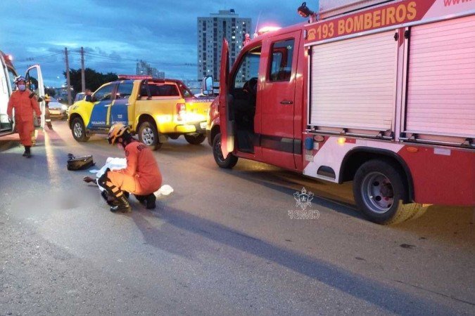 O carro era conduzido por um homem identificado apenas como Igor, 41 anos, que permaneceu no local. O motorista não teve ferimentos - (crédito: CBMDF/Divulgação) O carro era conduzido por um homem identificado apenas como Igor, 41 anos, que permaneceu no local. O motorista não teve ferimentos - (crédito: CBMDF/Divulgação)