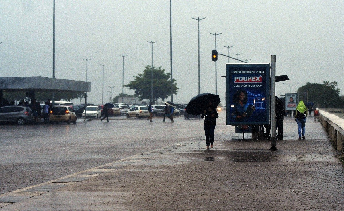 Previsão de tempo: temperatura sobe, mas a chuva não dá trégua nesta terça