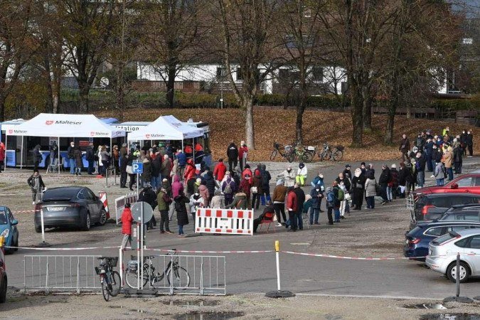 Fila diante de ônibus transformado em centro de vacinação, no vilarejo de Unterschleissheim, próximo a Munique, no sul da Alemanha -  (crédito: Christof Stache/AFP)