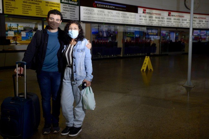  Lia Ara&uacute;jo e o filho Matheus sa&iacute;ram do Rio com destino a Goi&acirc;nia