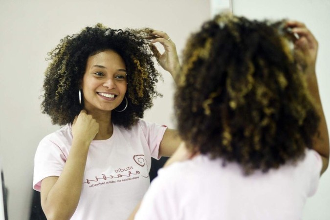 Cabelo Comprido Saudável. Linda Menina Modelo Com Cabelo Liso E