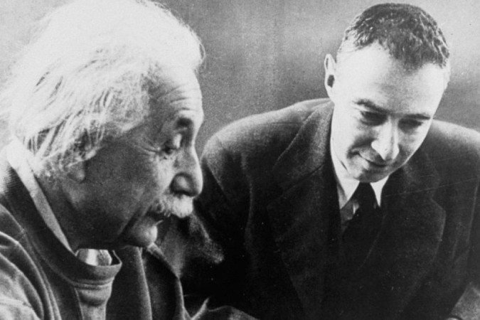 Getty Images - Albert Einstein e Robert Oppenheimer - Getty Images - Albert Einstein e Robert Oppenheimer -