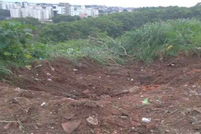 Restos mortais da mulher assassinada em 2017 foram encontrados em terreno baldio em Betim - (crédito: PCMG) Restos mortais da mulher assassinada em 2017 foram encontrados em terreno baldio em Betim - (crédito: PCMG)