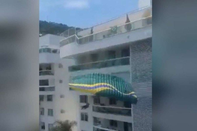 Sargento da PM que caiu de parapente em Niterói teve ferimentos graves e foi levado pelo Corpo de Bombeiros ao Hospital Estadual Azevedo Lima - (crédito: O Dia/Reprodução) Sargento da PM que caiu de parapente em Niterói teve ferimentos graves e foi levado pelo Corpo de Bombeiros ao Hospital Estadual Azevedo Lima - (crédito: O Dia/Reprodução)