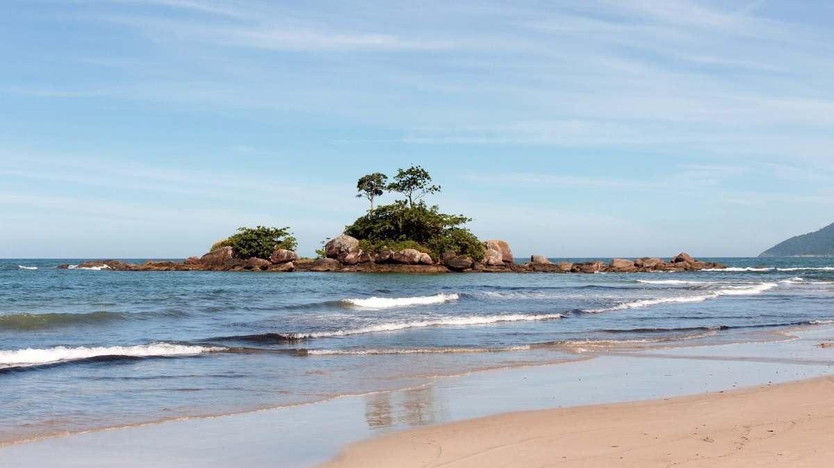 Ilhabela faz estudos para retirar areia do mar e alargar seis praias