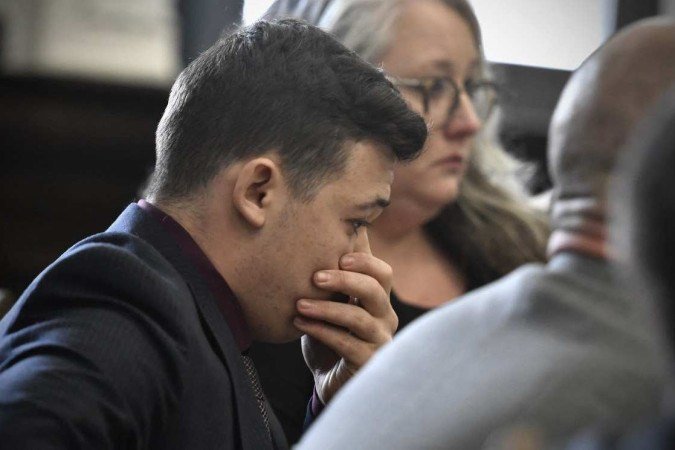 Kyle Rittenhouse se emociona ao escutar o veredicto, no último dia de julgamento em Kenosha - (crédito: Getty Images/AFP) Kyle Rittenhouse se emociona ao escutar o veredicto, no último dia de julgamento em Kenosha - (crédito: Getty Images/AFP)