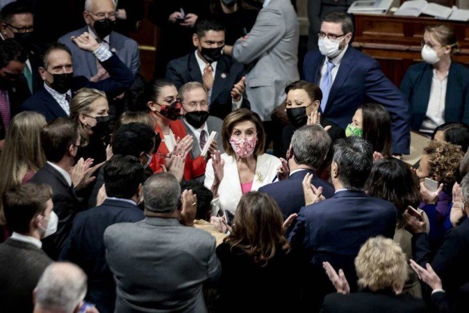 Nancy Pelosi, presidente da Câmara dos Representantes, comemora aprovação de pacote com os colegas democratas: fim do racha dentro do partido - (crédito: Anna Moneymaker/Getty Images/AFP) Nancy Pelosi, presidente da Câmara dos Representantes, comemora aprovação de pacote com os colegas democratas: fim do racha dentro do partido - (crédito: Anna Moneymaker/Getty Images/AFP)