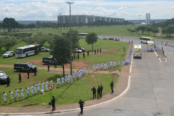  19/11/2021. Crédito: Ed Alves/CB/D.A Press. Brasil. Brasília - DF. Cidades. Penultimo saidao do ano libera mais de 1,9 mil presos do DF. Rodoviaria do Plano Piloto. 
