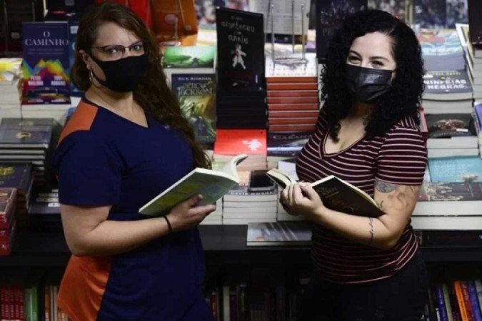 As livreiras Grazielle (E) e Michelle (D) d&atilde;o dicas para quem pretende ingressar na profiss&atilde;o