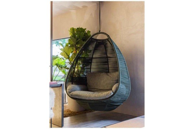 O balanço serve para o morador relaxar e aproveitar uma leitura