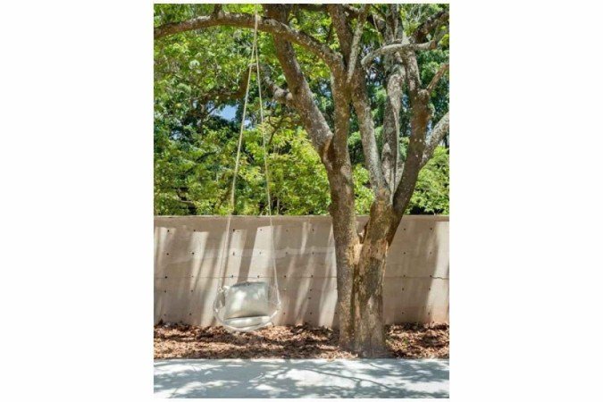O Living Kit House &Tektons abriga um balanço suspenso integrado a uma árvore