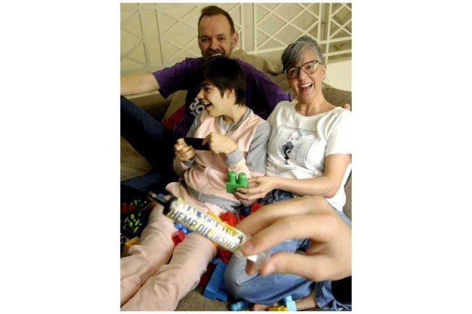 Gabriela com os pais, Adalberto e Keile: depois que a jovem começou a tomar o medicamento, a família teve a primeira noite inteira de sono