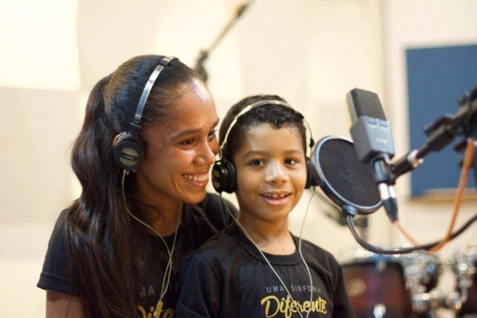 Cristiane e o filho, Kauan, no videoclipe recém-lançado - (crédito: Adauto Menezes/Divulgação) Cristiane e o filho, Kauan, no videoclipe recém-lançado - (crédito: Adauto Menezes/Divulgação)