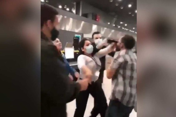 Após ter coelho impedido de embarcar em voo, casal de passageiros xingou e foi agredido por funcionários -  (crédito: Twitter/ReproduÃ§Ã£o)