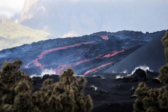 Já se passaram dois meses desde que o Cumbre Vieja começou a entrar em erupção, forçando mais de 6.000 pessoas a deixarem suas casas enquanto a lava queimava seu caminho através de grandes extensões de terra no lado oeste de La Palma. - (crédito: Luismi Ortiz / AFP / UME) Já se passaram dois meses desde que o Cumbre Vieja começou a entrar em erupção, forçando mais de 6.000 pessoas a deixarem suas casas enquanto a lava queimava seu caminho através de grandes extensões de terra no lado oeste de La Palma. - (crédito: Luismi Ortiz / AFP / UME)