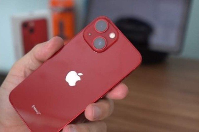 Integrante da categoria queridinha da Black Friday, o Iphone apresenta um preço similar, mas as condições de pagamento diferentes de cada site podem ser a grande vantagem