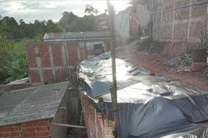 Muro ameaça cair em cima de duas casas em Arniqueira 