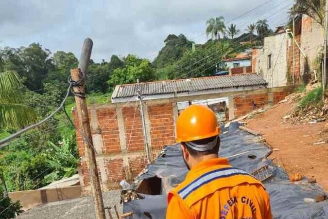 Muro ameaça cair em cima de duas casas em Arniqueira 