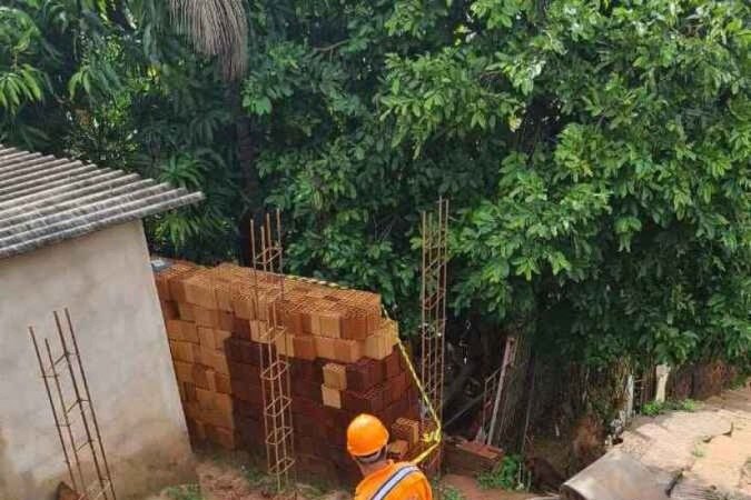 Muro ameaça cair em cima de duas casas em Arniqueira 