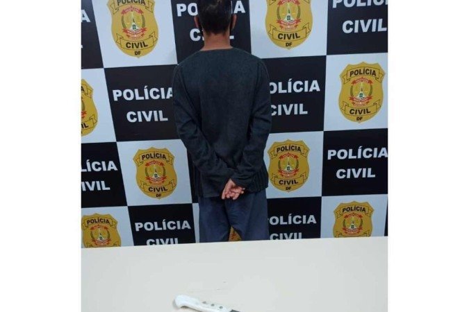O autor da tentativa de homicídio foi preso, e a faca, apreendida - (crédito: PCDF/ Divulgação) O autor da tentativa de homicídio foi preso, e a faca, apreendida - (crédito: PCDF/ Divulgação)