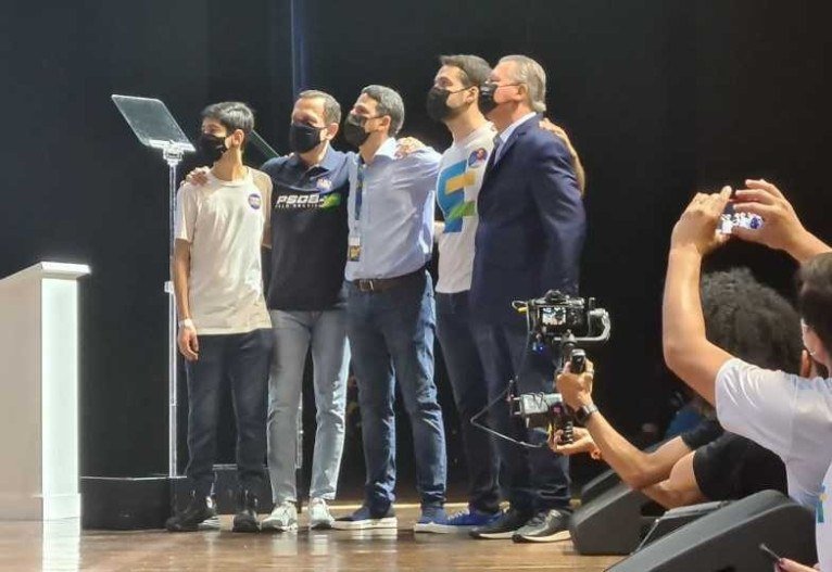 Pela manhã, os candidatos participaram de uma homenagem ao falecido prefeito de São Paulo (SP), Bruno Covas. Seu filho, Tomás Covas, esteve presente.