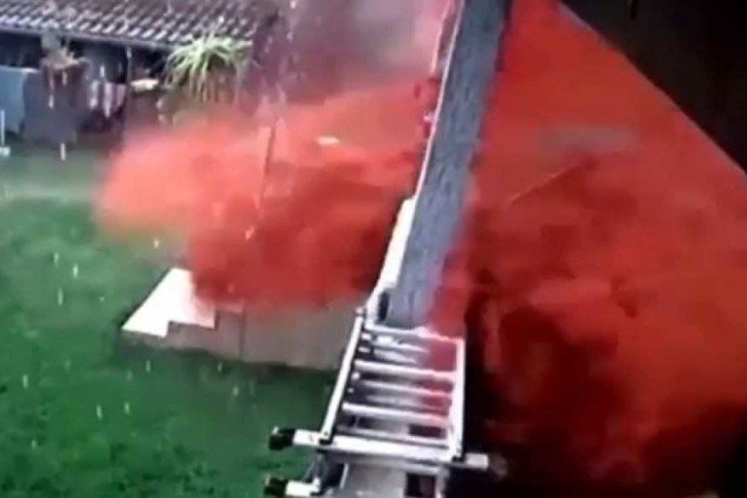Momento do acidente impressiona - (crédito: Reprodução/Câmeras de segurança) Momento do acidente impressiona - (crédito: Reprodução/Câmeras de segurança)