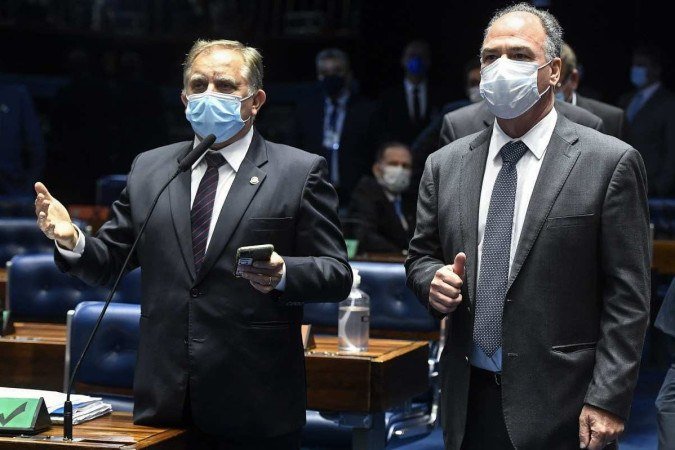 Senadores Izalci Lucas (PSDB-DF) e Fernando Bezerra (MDB-PE) em plenário: cresce a possibilidade de fatiamento da PEC - (crédito: Jefferson Rudy/Agência Senado) Senadores Izalci Lucas (PSDB-DF) e Fernando Bezerra (MDB-PE) em plenário: cresce a possibilidade de fatiamento da PEC - (crédito: Jefferson Rudy/Agência Senado)