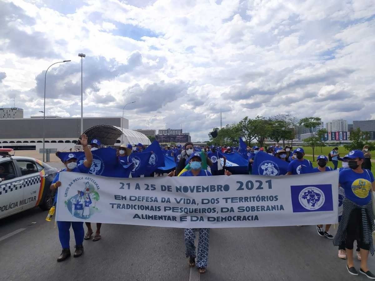 Pescadores realizam protesto em Brasília contra recadastramento profissional